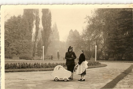 Milano 1940. Giovanna De Cet balia dalla Sig.a Crugnola. Nella carrozzina il piccolo Daniele.